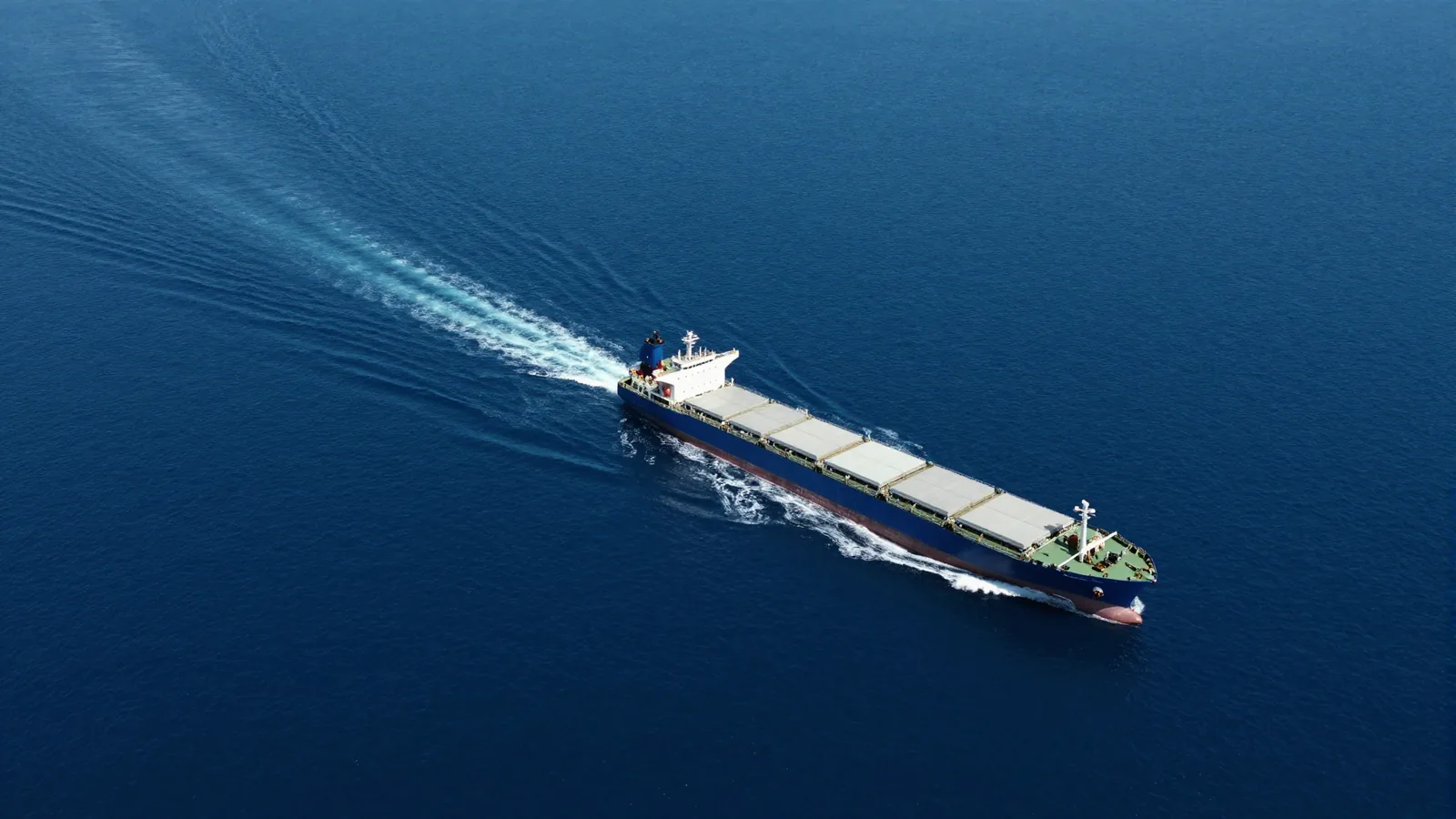 Cargo traversant l'Atlantique, illustrant la prospection de nouveaux marchés africains.